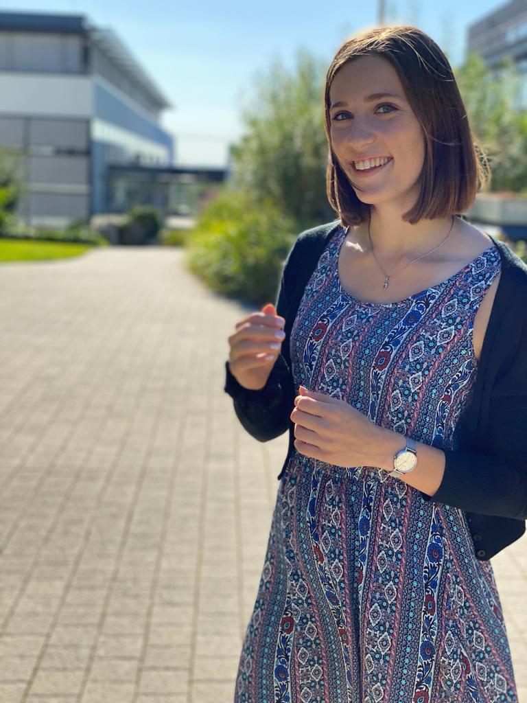 Madlen draußen im Sommerkleid